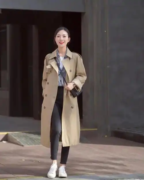 米色风衣搭配(看街拍 学穿搭:基础款米色风衣 如何穿出高回头率?