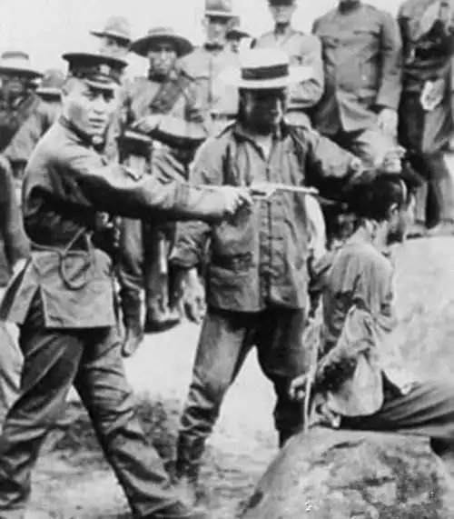 民国时期的警察枪毙犯人照直接对犯人后脑开枪也不怕溅到自己