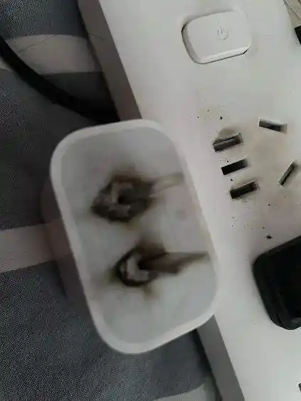 12的各种质量问题联系售后被踢皮球之后,如今充电头又爆炸了,苹果官方