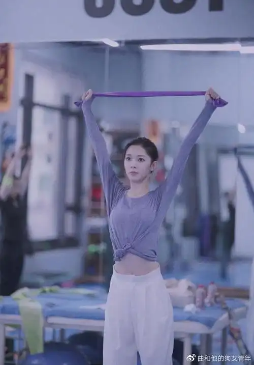 陈瑶说自己胖?当看到她穿露脐装健身时,这"蚂蚁腰"让人酸了