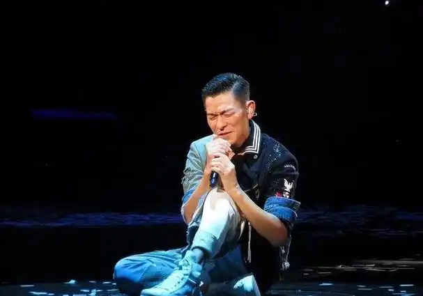 2019年,刘德华正在演唱会上唱《爱你一万年》.