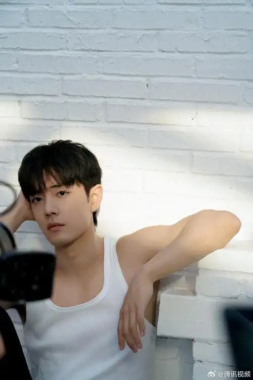 肖战顺毛白背心#这呼之欲出的胸肌和完美的手臂肌肉鹅就问不发@x玖