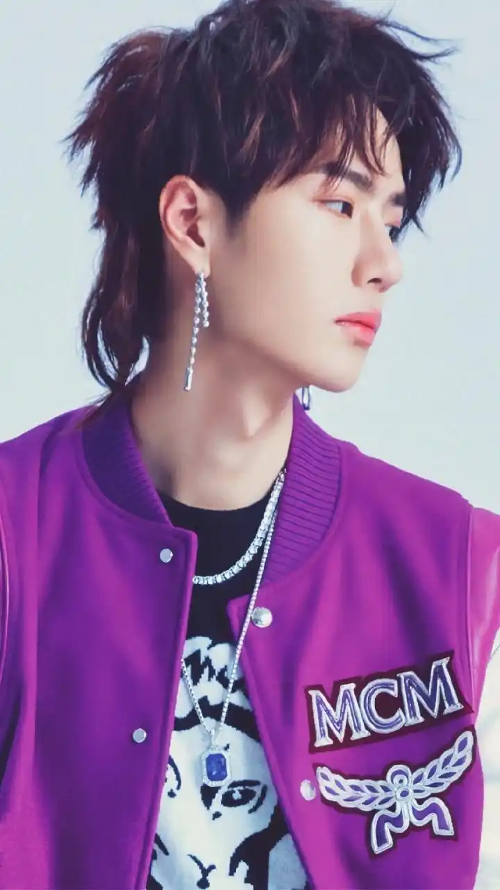 万物皆可云# #遇见美好# 适合春天的紫色穿搭,王一博的紫色穿搭盏的