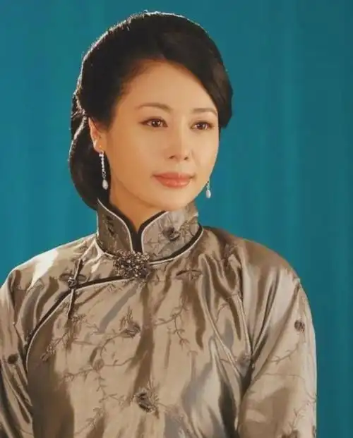 《承欢记》邓英:年轻时因美貌出圈,46岁婚姻无着落却越发优雅了