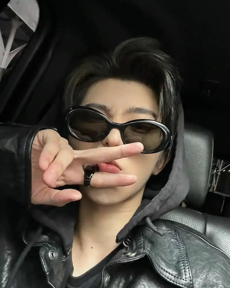 大帅哥半夜发ins,比耶嘟嘴是要亲亲嘛!#蔡徐坤 #i - 抖音