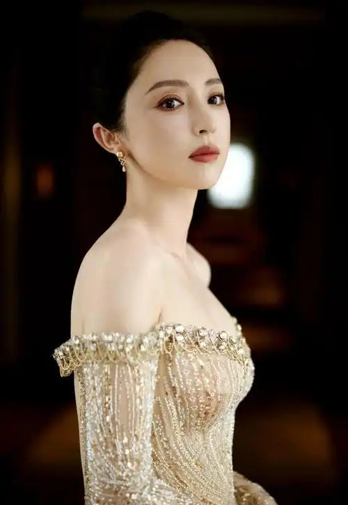 董璇抹胸鎏金礼裙写真,气质绝对是超有吸引力