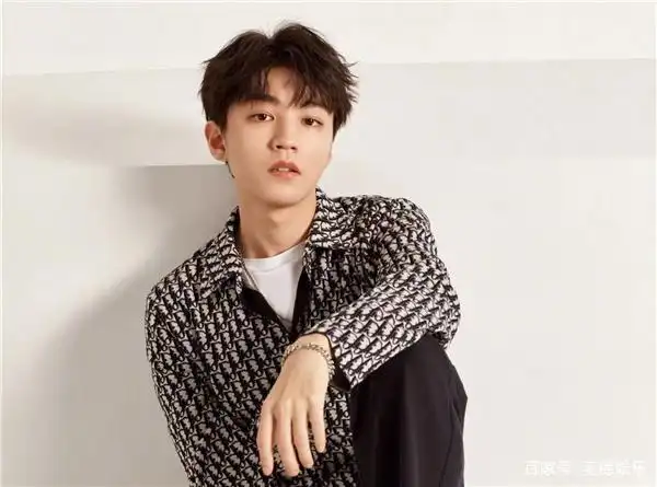 王俊凯被曝与牛欣欣恋爱,剧组探班穿同款,女方辟谣恋情