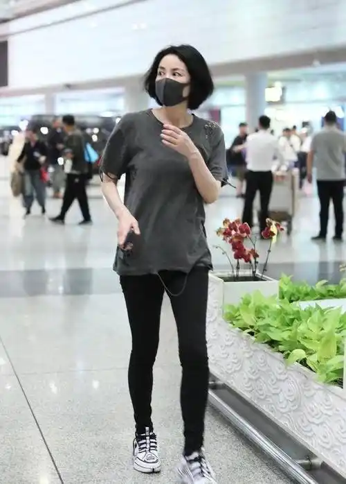 原创王菲打扮真随性衣服上破挺多洞也能穿身材纤细真让人羡慕