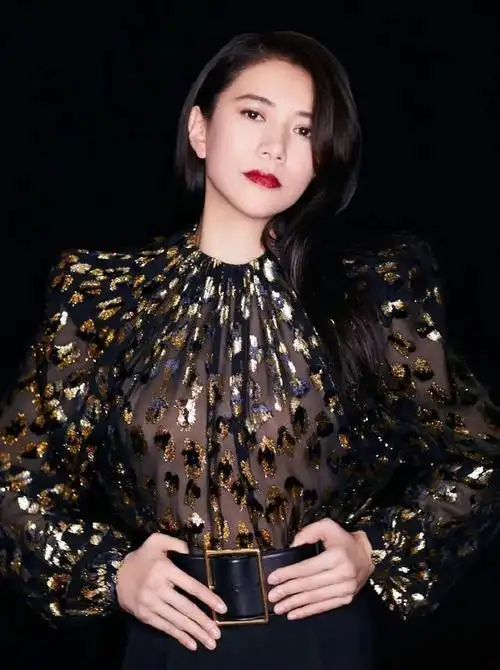 穿衣搭配|袁咏仪高调起来不敢认,亮片上衣配铅笔裤明艳霸气,大姐大的