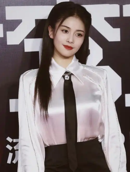 清纯美女白鹿,一身缎面衬衫秀出性感身材,这大长腿比例太惊艳了