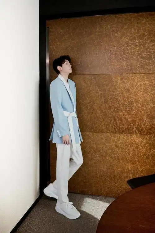 王源浅蓝拼色西装出席活动尽显清爽帅气演绎干净少年气超吸睛