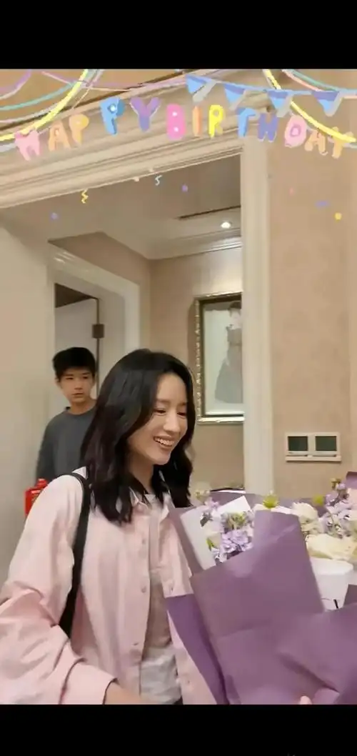 董洁44岁生日vlog15岁儿子顶顶露脸高鼻梁帅过潘粤明