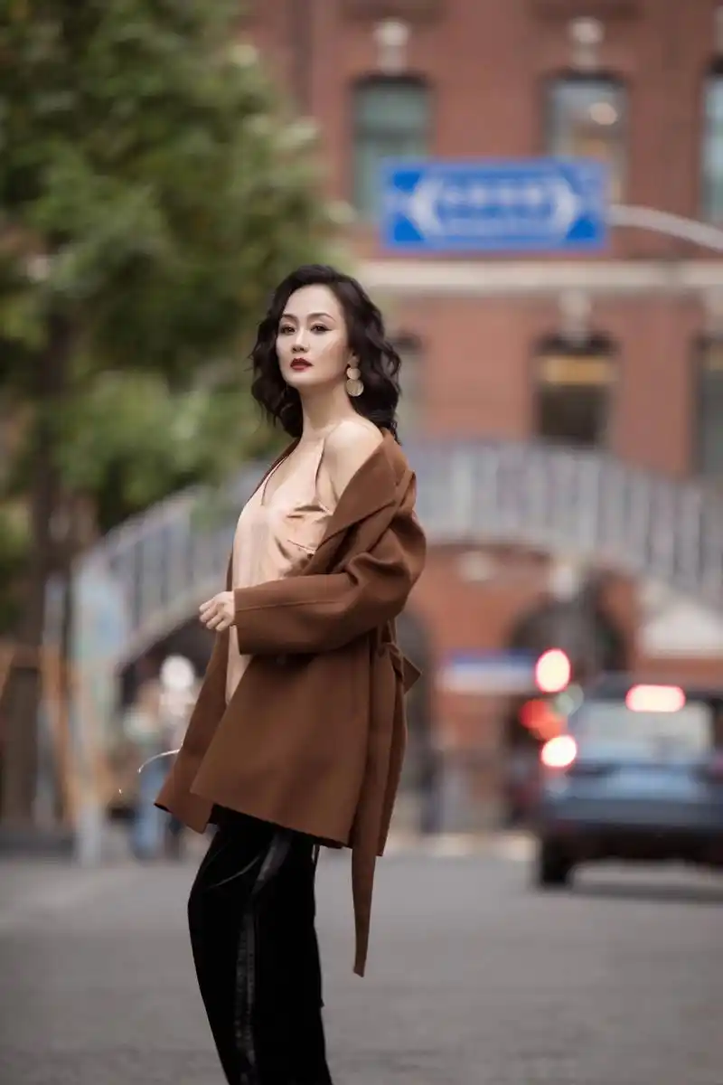 李颖:富婆专业户,56岁不老女神