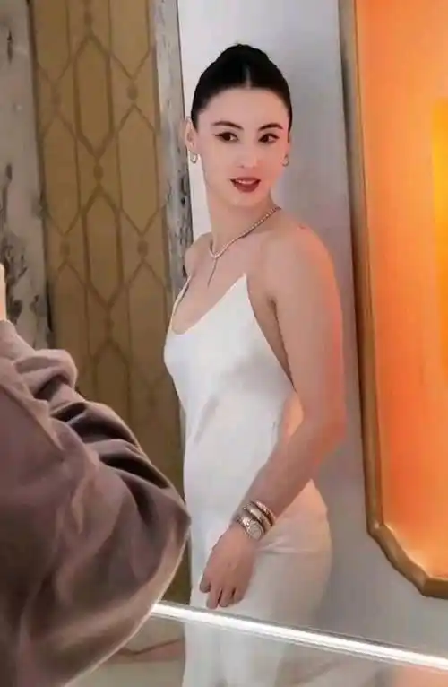 深v露背长裙太惊艳,43岁张柏芝太瘦了,和吴磊同框没有年龄差_网友