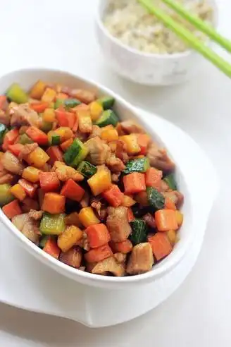 胡萝卜黄瓜炒肉丁