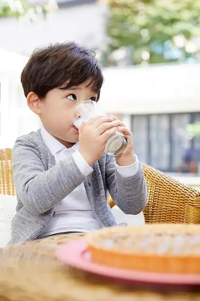 小朋友在喝牛奶