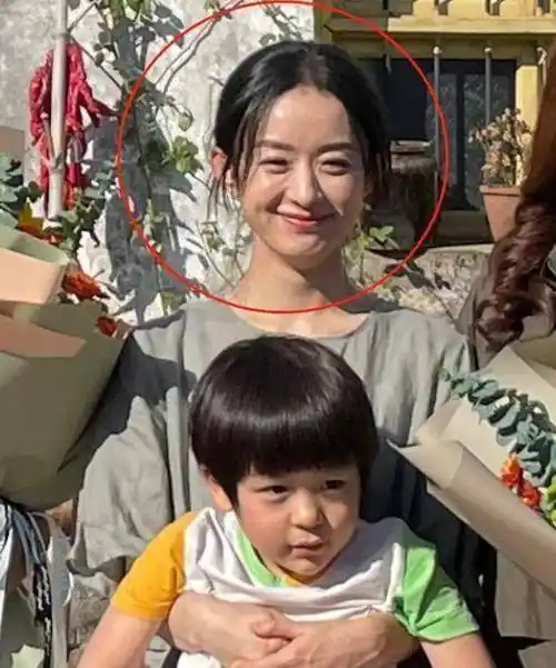 原创幸福到万家首波剧照赵丽颖怀抱孩子满脸笑容好温柔