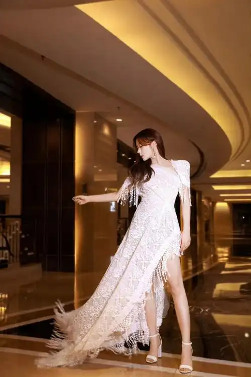 张紫宁这肉乎乎的美背和脚丫子娱乐圈中独一份哦