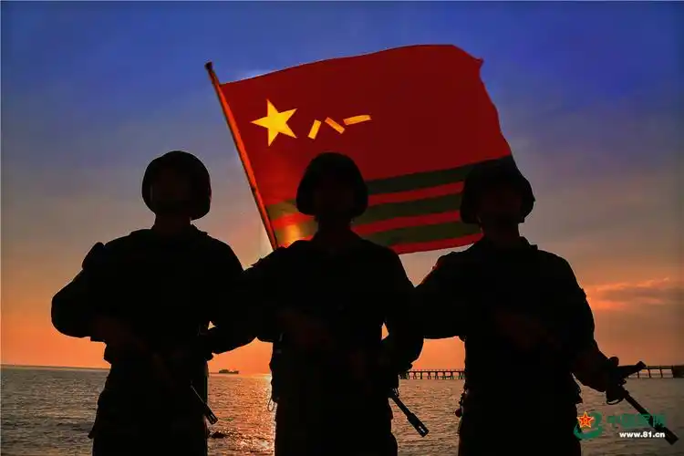 霞光辉映这组剪影定格了军人最帅的姿态