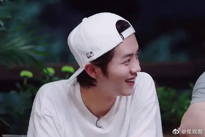 反戴帽子的鹿晗少年感满满,简简单单的一件白t也能穿的这么好看