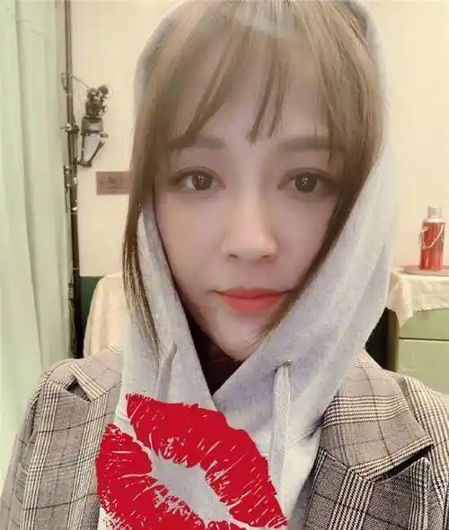 和小21岁吴磊杀青照被捆绑组cp,陈乔恩亲自下场怒斥"神经病"!