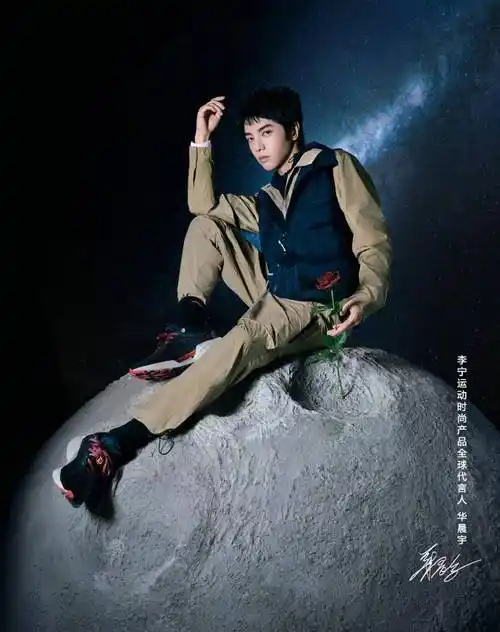 华晨宇澄清与樊博艺绯闻后,与张碧晨同时官宣好消息,手拿玫瑰花超惹眼