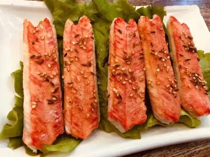 提前码好料的v型蟹柳肉烤熟后更加的入味好吃现在福利也有啦那还等撒