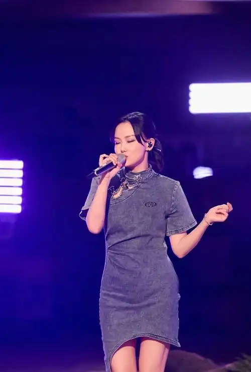 大榜电台|为黄龄造一个新词:歌抛嗓