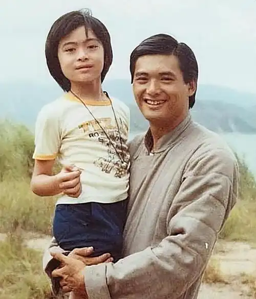 更令人印象深刻的是,他深受圈中重量级人物的宠爱,如周润发,元彪