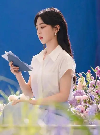 杨紫纯甄代言拍摄图曝光,身着白蓝色衬衫裙,曼妙身姿,优雅动人