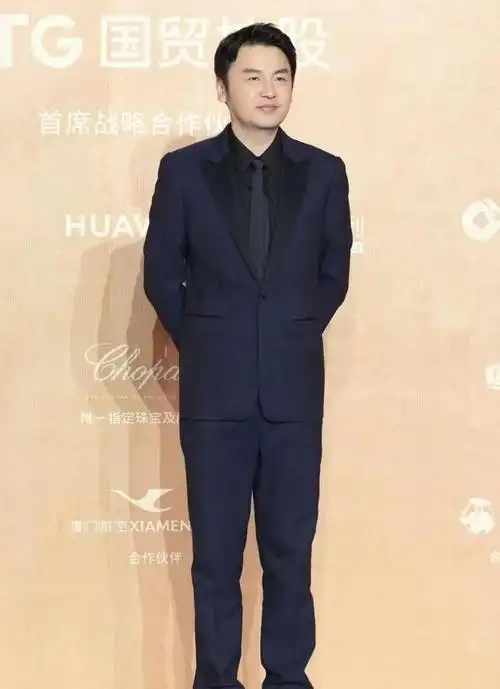 《孤注一掷》被大家熟知,虽然他的生图颜值令人满意,但是身高比较矮