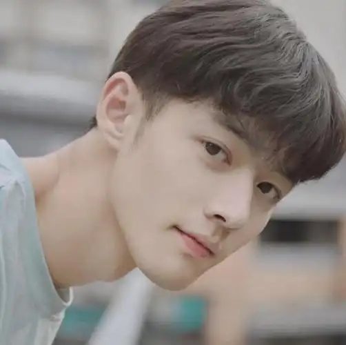 男生短刘海发型,短刘海发型男适合各种脸型