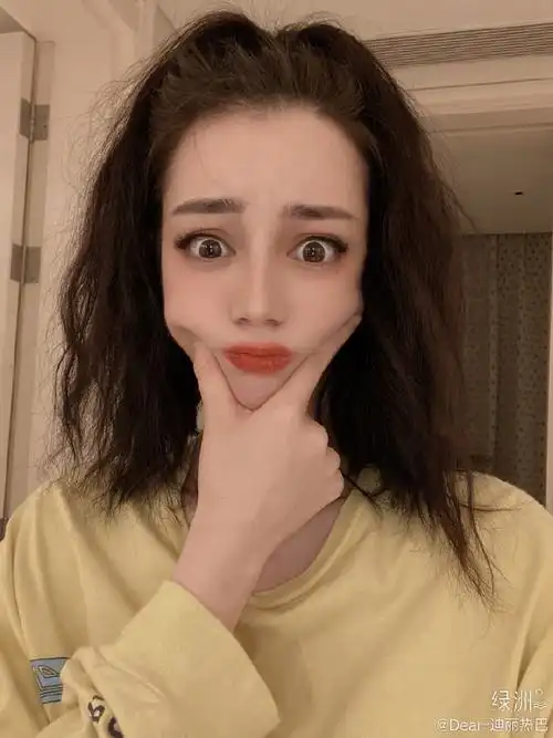 丽热巴绿洲晒可爱自拍大眼wink卖萌电力十足