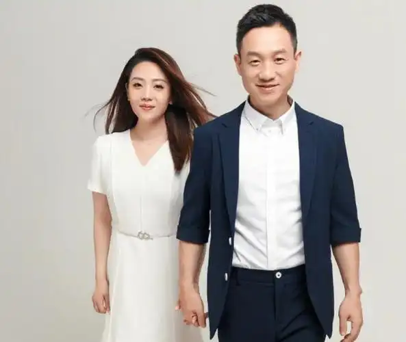 《甄嬛传》中饰演"眉庄小主"的女演员斓曦发布微博,称自己和老公,儿子