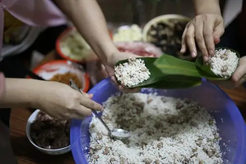 应节,今晚来看长辈包粽子