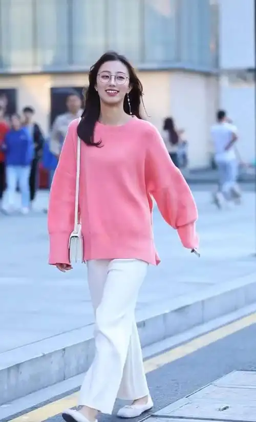 街拍小姐姐粉色毛衣搭白色裤子活力十足满满少女风