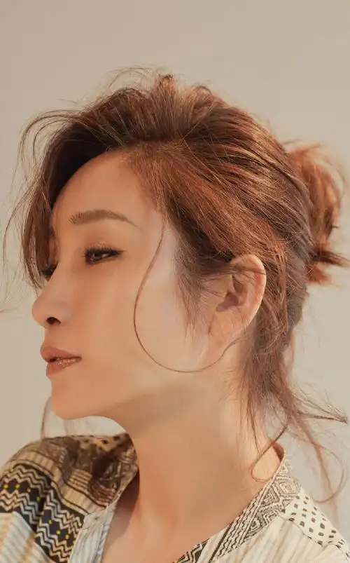 秦海璐高冷干练时尚写真大片