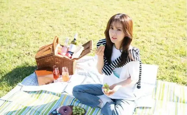 生活,非常休闲,选择一件简单的白色t恤搭配上牛仔裤会使张娜拉整个人