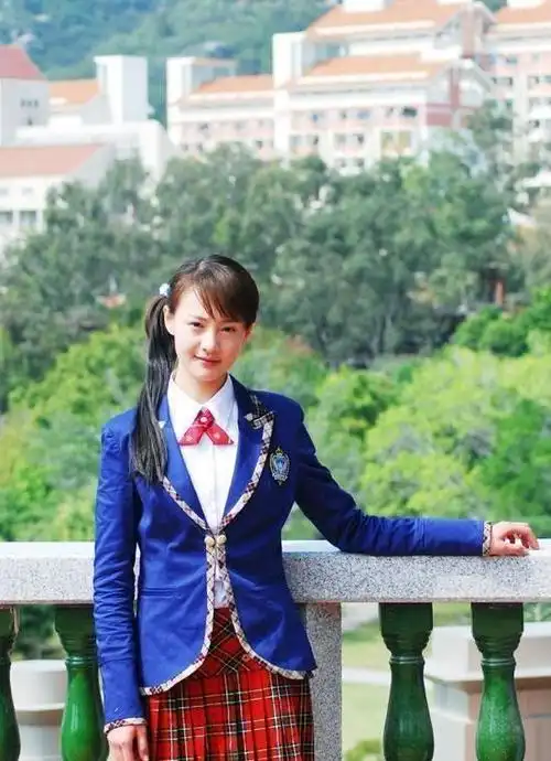 水灵灵的,感觉就像是能掐出水来似的,难怪当年郑爽16岁就被北影录取了