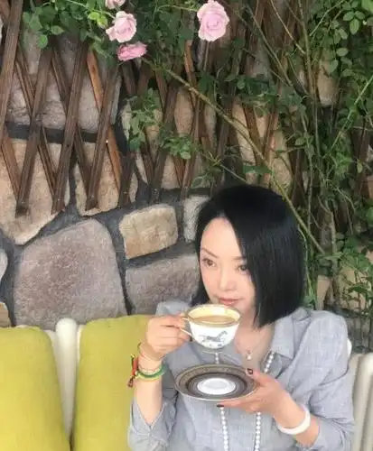 王中磊妻子近照,单手托腮举止优雅,被女儿大赞看起来最多30