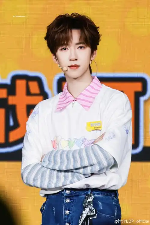 时代少年团-贺峻霖身穿yldp彩绘爱心短袖t恤,绚丽色彩与涂鸦印花敲铑