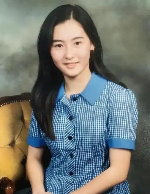 张柏芝晒学生时期照片,那时还没出道,颜值就惊为天人