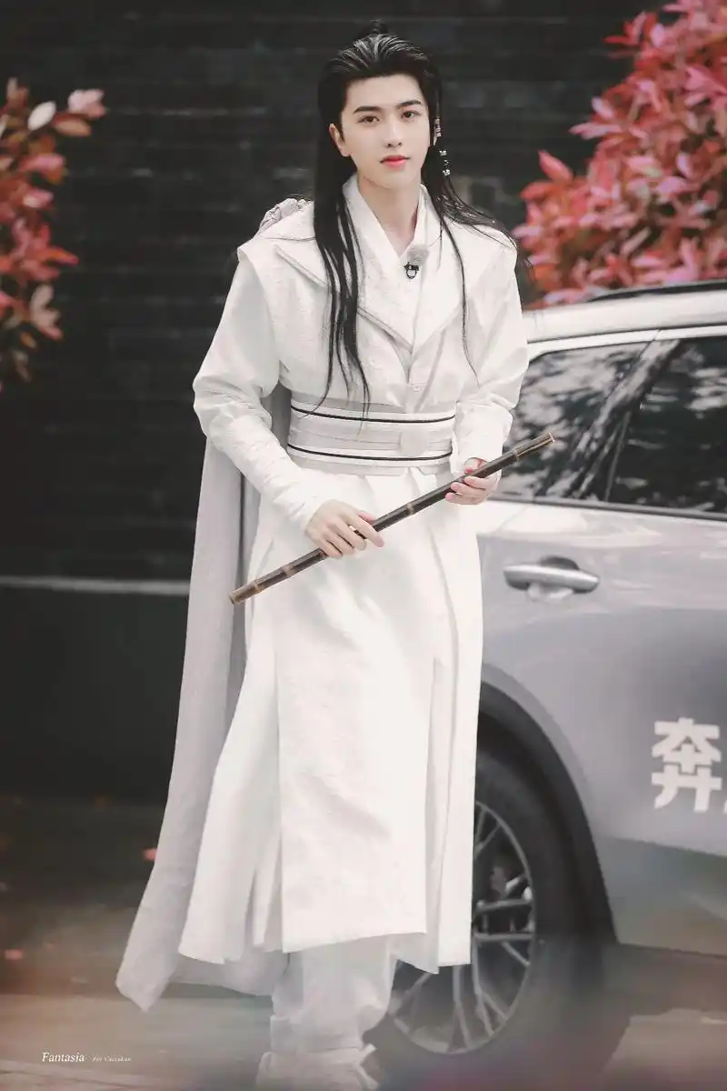 蔡徐坤壁纸侧颜立体精致身姿帅气挺拔白衣古装的翩翩公子