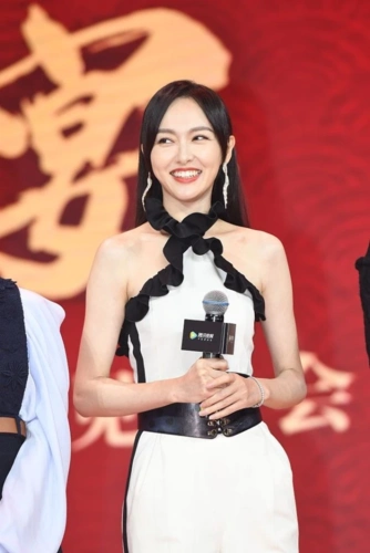 唐嫣11月15日粉丝见面会超燃腰比头还细c位翘腿站太霸气