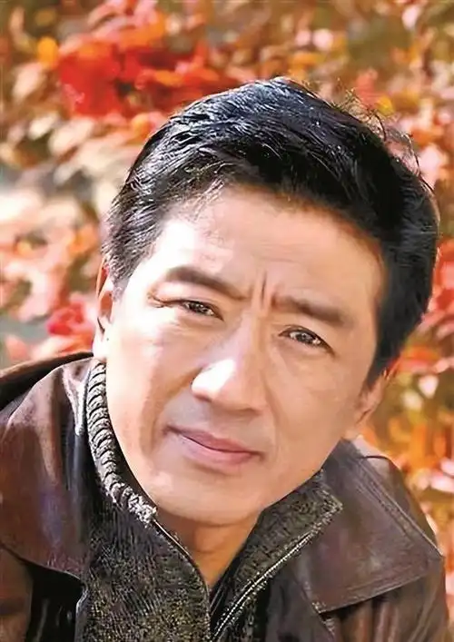 凭借电视剧《人世间》中卓越的演技,成功斩获白玉兰奖最佳男配角,这无