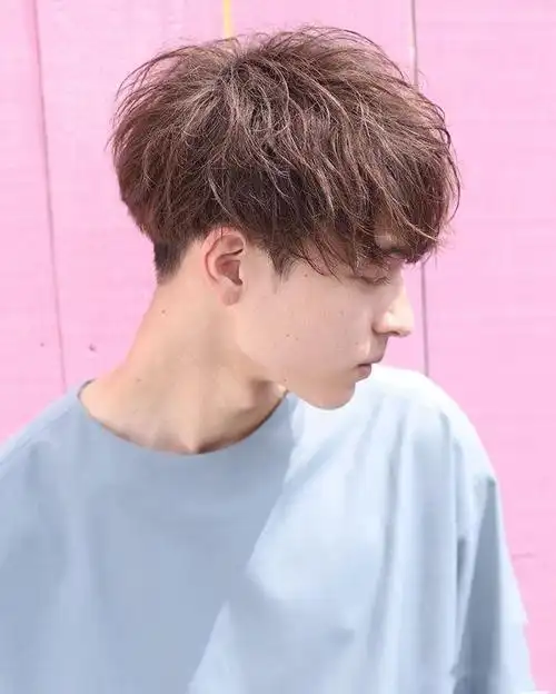 最适合年轻男士的发型蓬松时尚不一样越看越帅气