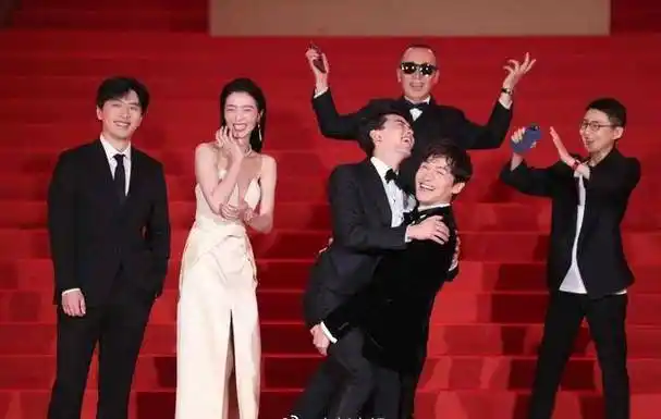 上海电影节开幕式红毯来了,胡歌抱吴磊王源易烊千玺合体_角色_明星