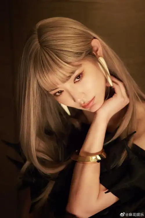 许佳琪红色羊毛卷造型