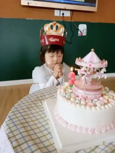 梧桐里幼儿园晨曦班张博涵小朋友的生日会开始啦!