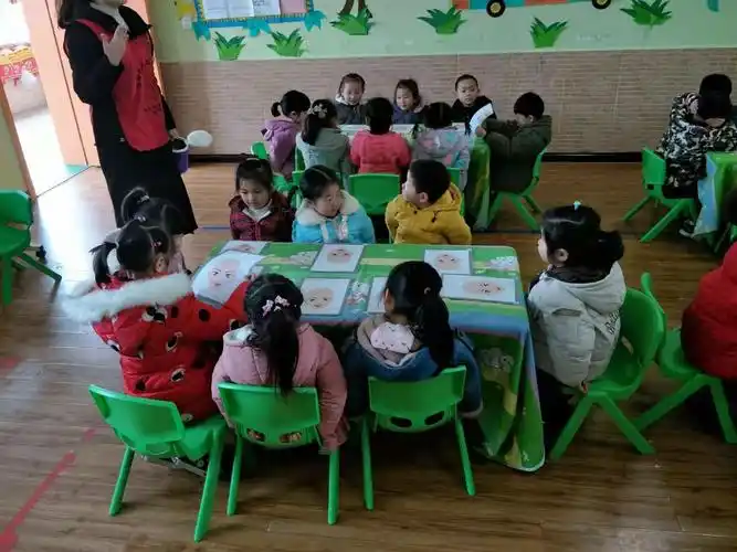 大风车幼稚园 小三班 艺术《我的妈妈真漂亮》